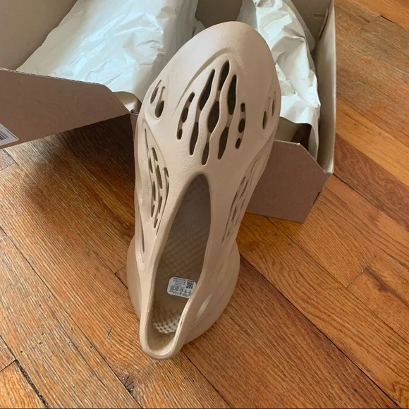 Yeezy Foam Runner - Tan - Picture 9 of 15
